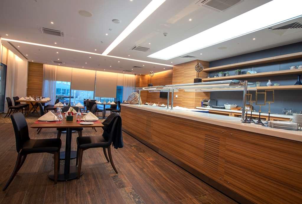 Готель Doubletree By Hilton Ankara Incek Ресторан фото